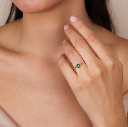 CARINA 14K Gold Tullip Engagement Emerald Ring